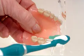 不懂假牙的正确佩戴和维护，你的假牙戴着痛！戴不久图片