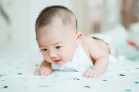 如今"宝宝满月照"盛行，其背后却是满满的安全问题，不得忽视图片