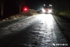 德惠一名驾驶员卸河沙于国道 违法律被刑拘图片