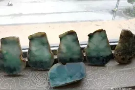 大叔10万买的大马坎翡翠原石，切出罕见黄加绿翡翠，让人羡慕图片