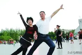 52岁退休女士：让丈夫跳舞锻炼身体，是我最错误的决定图片