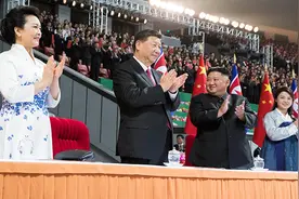 习近平和彭丽媛观看朝鲜大型团体操和艺术演出图片