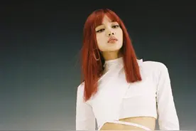 Lisa晒美照化身“小腰精”，一头红发眼神超A未来感十足图片