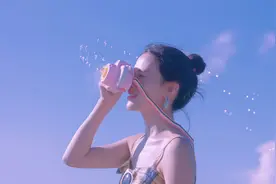 故事：脖颈受伤她去医院就诊，谁知主治医生是她拉黑多年的前任图片