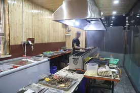 石家庄新华城管开展露天烧烤执法夜查 对重点区域进行回头看图片