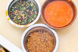 昆明壮族姐妹花路边卖烧烤，来吃的人堵得水泄不通图片