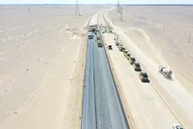 G575线巴里坤至哈密公路项目开始铺沥青图片