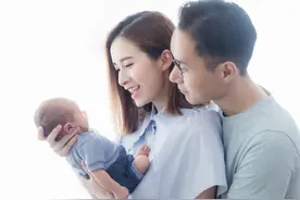 38岁女星沈卓盈当妈！一家三口合影温馨，孕肚照身材仍性感惹人羡图片