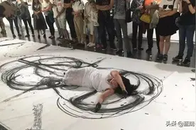 她是美院女学生，用自己的身体在纸上画画，却被认为是在恶搞图片