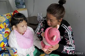 瘫痪女孩遭生父抛弃，妈妈身兼数职苦撑，哭诉：女儿是全部希望图片