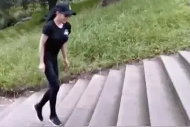 69岁刘晓庆冬天穿短袖跑步，整个人冻得直哆嗦，身材曲线堪称完美图片