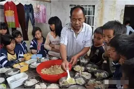 他卖猪肉35年，身无分文，无偿资助900名贫困孩子上学图片