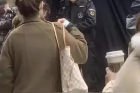 38岁胡歌近照认不出！穿保安服身形佝偻，还被造谣和杨幂结婚？图片