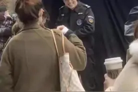 38岁胡歌近照认不出！穿保安服身形佝偻，还被造谣和杨幂结婚？图片