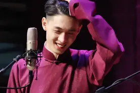 秦霄贤是真“傻”吗？看看他第一次在郭德纲面前的表现就明白了图片