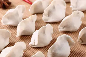 煮冻饺子，千万不要开水下锅，掌握3个技巧，不破不裂口感鲜嫩图片