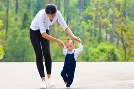 宝宝走路“早晚”，跟智商“高低”有关？专家早已做出解答图片