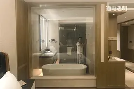 有钱人家压根不需要窗帘，装电镀雾化玻璃窗，透明磨砂随意切换图片