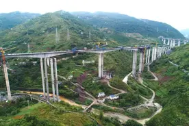 渝黔高速扩能控制性工程顺利合龙 预计明年通车图片