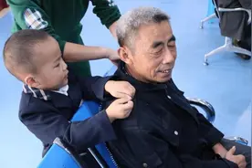 姥爷逗外孙：总来蹭饭羞不羞？4岁孩子的童言稚语让气氛略显尴尬图片