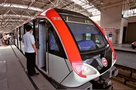 女乘客突发腹痛晕厥 地铁3号线工作人员及时联系送治转危为安图片