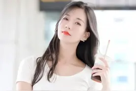 白色短袖和浅蓝色牛仔裤的完美搭配组合让人眼前一亮图片