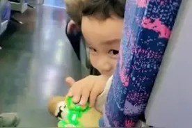 山东一女子高铁给前座萌娃零食，萌娃“礼尚往来”，网友：讲究图片