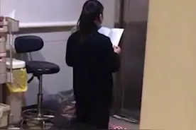 心疼！浙江一女子跪在ICU门前为母亲祈福，拍摄者：跪了8个小时图片