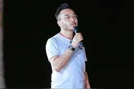 汪涵摔碎话筒，威胁导播“让你在湖南没饭吃”，只为帮女制片出头图片