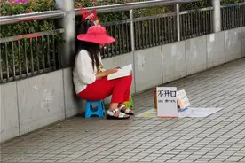 实拍龙华汽车站天桥上的百态人生，各行各业都来聚集了图片