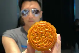 谢霆锋晒超大锋味月饼，家里两只猫咪都闻味而来，网友见状也想尝图片