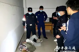 醉酒男靠窗欲轻生 与民警僵持一小时竟睡着图片