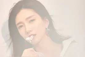 曹皇后变身现代通勤美女，33岁江疏影越来越气质，温柔与时尚并存图片