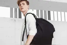 一个背包≈16寸行李箱，超能装还不怕偷，酷感十足，这设计绝了图片