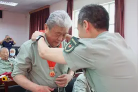 96岁抗战老兵忆当年：走投无路时八路军递来一个馒头，让他从军又入党图片