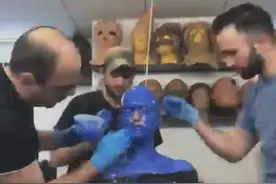 女神海瑟薇被蓝色颜料裹头，好莱坞幕后化妆揭秘，网友：像在上刑图片