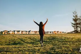 “没见过世面的女孩，一点破事就发朋友圈”图片