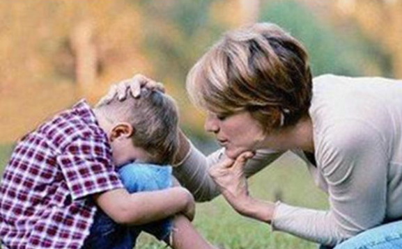 小朋友总是打人，原来都是"奥特曼"搞得鬼，老师机智解决