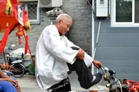 北京蹬三轮大爷，一小时150元，住四合院，真实身份是“贝勒”图片