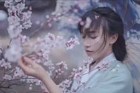 李子柒和冯巩同台？这可不是演小品，不信你看旁边的袁隆平爷爷图片