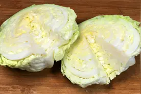包菜别再炒着吃了，教你懒人做法，比红烧肉还香，上桌就被吃光光图片