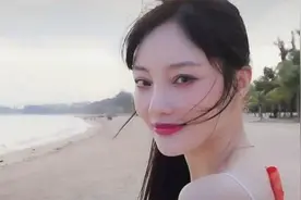 李小璐晒海边美照，在沙滩上开心的跳舞，身材姣好惹人羡慕图片
