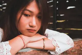 搂搂抱抱的时候，女人有这4个动作，说明女人动情了图片