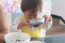 不爱吃饭的娃上学后回家顿顿两碗，宝妈“突袭”幼儿园怒了：转学图片