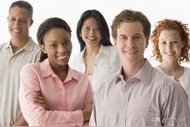 心理学：摸嘴唇、咬下唇，从「嘴角的动作」看出对方的心理图片