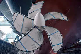 女王级航母“远征”前执行新标准：凡漏水一律当做正常压舱水图片