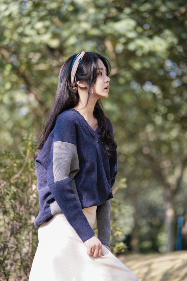 摆拍一个走路起来被抓拍的拍照姿势,自然的走路,从镜头面前走过,动作