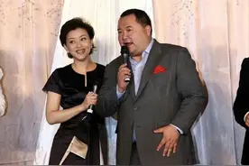 杨澜有福气！穿拼接裙梳短发精致又高贵，同框200斤老公甜蜜撒娇图片