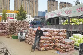 太原：土豆白菜各有所爱，老年人开启冬储菜“模式”图片