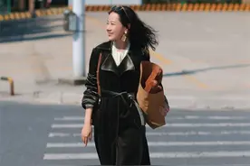 果然，今年还是流行“腋下包”，时尚百搭显高级，不少潮人都在背图片
